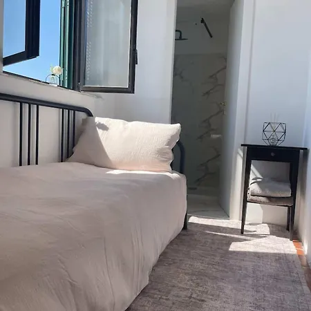 Small Private With En-suite Bathroom Lägenhet Rom