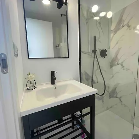 Small Private With En-suite Bathroom Lägenhet *