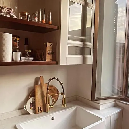 Small Private With En-suite Bathroom * Rom