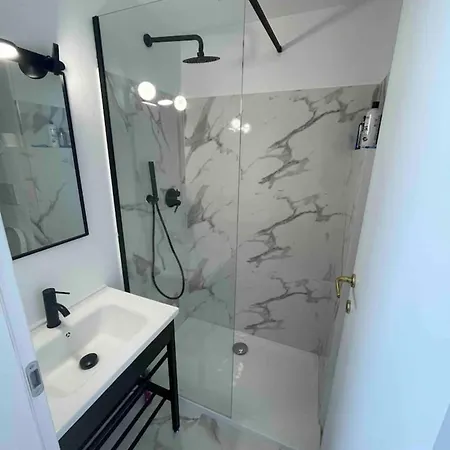 Small Private With En-suite Bathroom Lägenhet Rom